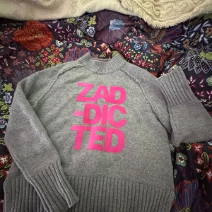 Grå Zadig & Voltaire stickad tröja - Grå stickad tröja från Zadig & Voltaire i storlek XS. I bra skick och har använts fåtal gånger. Priset kan diskuteras