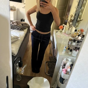 Juicy Couture byxor - Marinblåa juicy couture byxor, fint skick!! 🤎