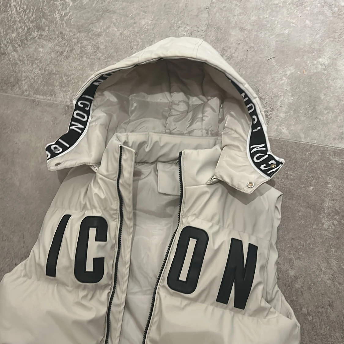 Beige dunväst med huva och tryck - 3