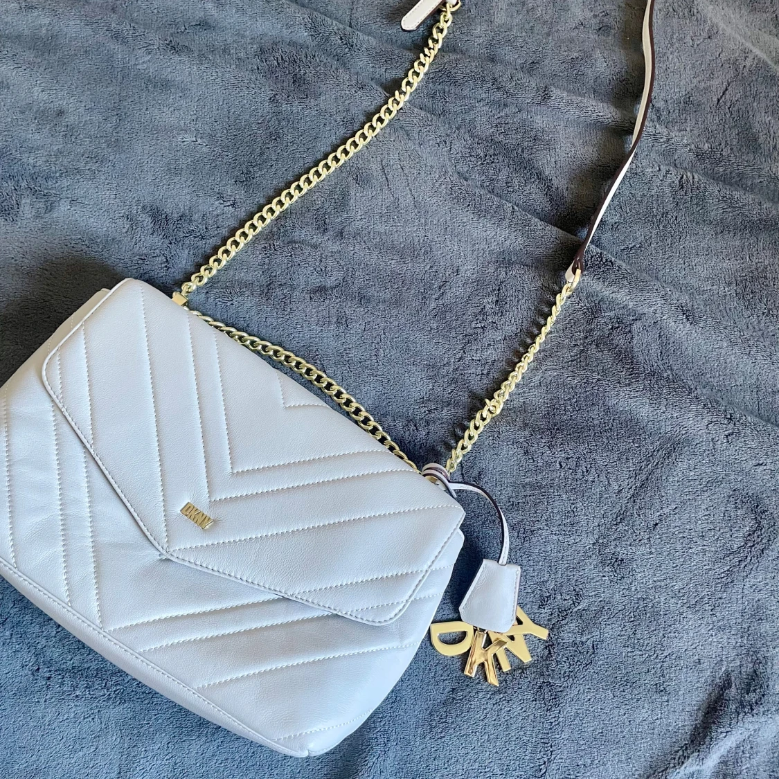 Vit quiltad axelväska från DKNY - 2