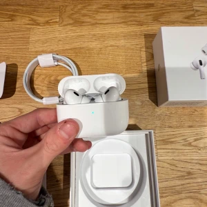 AirPods Pro 2  - Säljer ett par Apple AirPods Pro (2:a generationen) som jag fick i julklapp men aldrig har använt. De är helt oanvända och ligger kvar i originalförpackning. Säljer dem billigt då jag bara vill bli av med dem.  Kan mötas upp i Stockholm eller skickas mot fraktkostnad. Vill ni ha fler bilder eller mer info är det bara att skriva. Mvh 