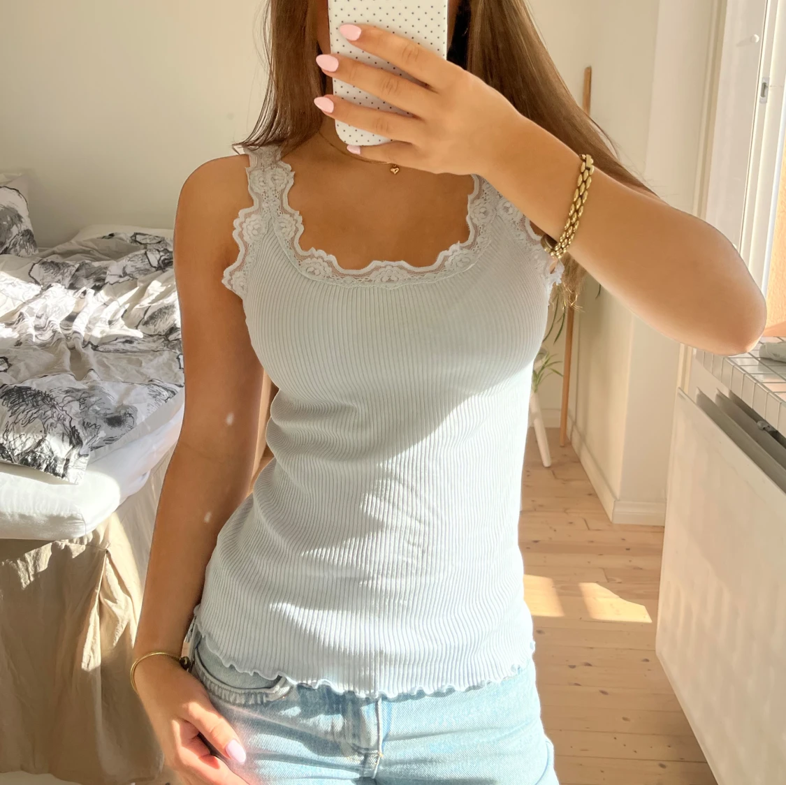 Ljusblå rosemunde top