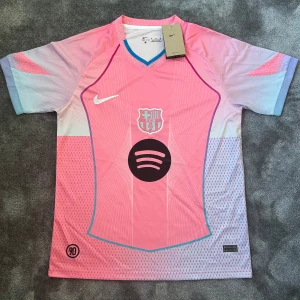 Barcelona Fotbollströja - 📏 Storlek M herr  Axelbredd: 44cm Längd: 71cm  🔍 Skick Nyskick   🎨  Färg  Rosa, vit, svart   💬 Skriv om ni har några frågor 
