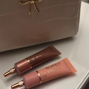 Revolution Super Dewy Liquid Blush och highlight - En liquid highlither och en blush. Bara testad, aldrig använt. Nypris för en:89 kr🩷Säljer båda för 100 kr sammanlagt🥰