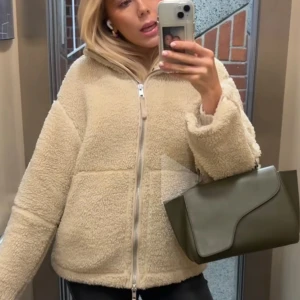 Beige teddyjacka HM - Supersnygg Teddyjacka från hm!! Storlek XS men passar mig som bär S. Den enda defekten är på insidan och syns på bild 4 och 5, lite missfärgad från jeansen men inget som syns på utsidan alls🙏🏼