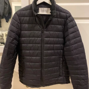 Svart pufferjacka från Calvin Klein - Säljer en svart pufferjacka från Calvin Klein i storlek S. Väldigt bra skick! Köparen står för frakt!