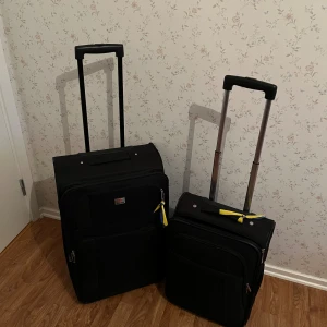 Svarta resväskor  - Två svarta resväskor med teleskophandtag och flera ytterfack. Båda har dragkedjor och är tillverkade i slitstark syntet. Perfekta för resor och har praktiska detaljer som fästen för bagagetaggar. Säljes tillsammans eller separat.