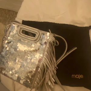 Maje väska💞 - Super bra skick dock lite rispor på baksidan men inget som syns, jag säljer då jag inte använder den mycket längre. Köpte för några år sedan för 2449 kr. Jag kan gå ned i pris om du köper direkt! Totebag följer med. Vill gärna bli av med den och allt annat jag säljer så om ni köper väskan kan ni även köpa något annat från mig så får ni rabatt! #maje 