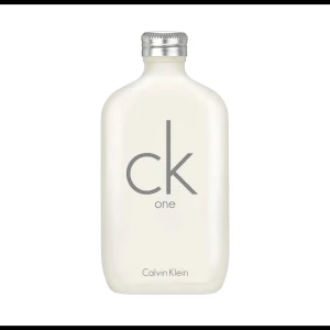 CK One ikonisk unisex parfym 100 ml - En klassisk och stilren parfym från Calvin Klein. Perfekt för dig som gillar minimalistisk design och vill ha en tidlös doft. Nypris 735kr, mitt pris är 350kr då den är helt oöppnad.