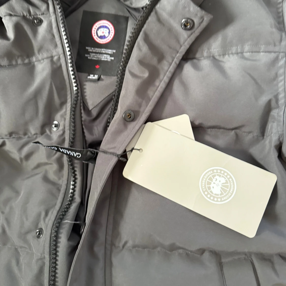 Grå pufferjacka från Canada Goose - 1