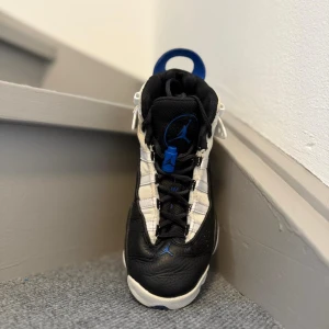 Basket skor svart vita - Ett par svarta och vita basket skor med lite marinblåa detaljer. Använt ett par gånger men inte så mycket. Går att använda som gympa skor också. Pris går att diskuteras.köpta för 1200.