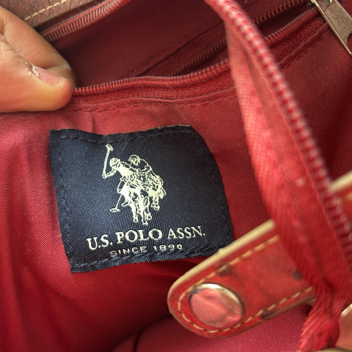 Röd handväska från U.S. Polo Assn. - 1