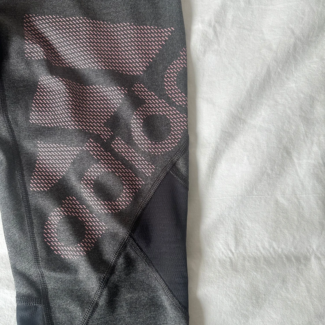 Grå och rosa Adidas träningsbyxor - 1