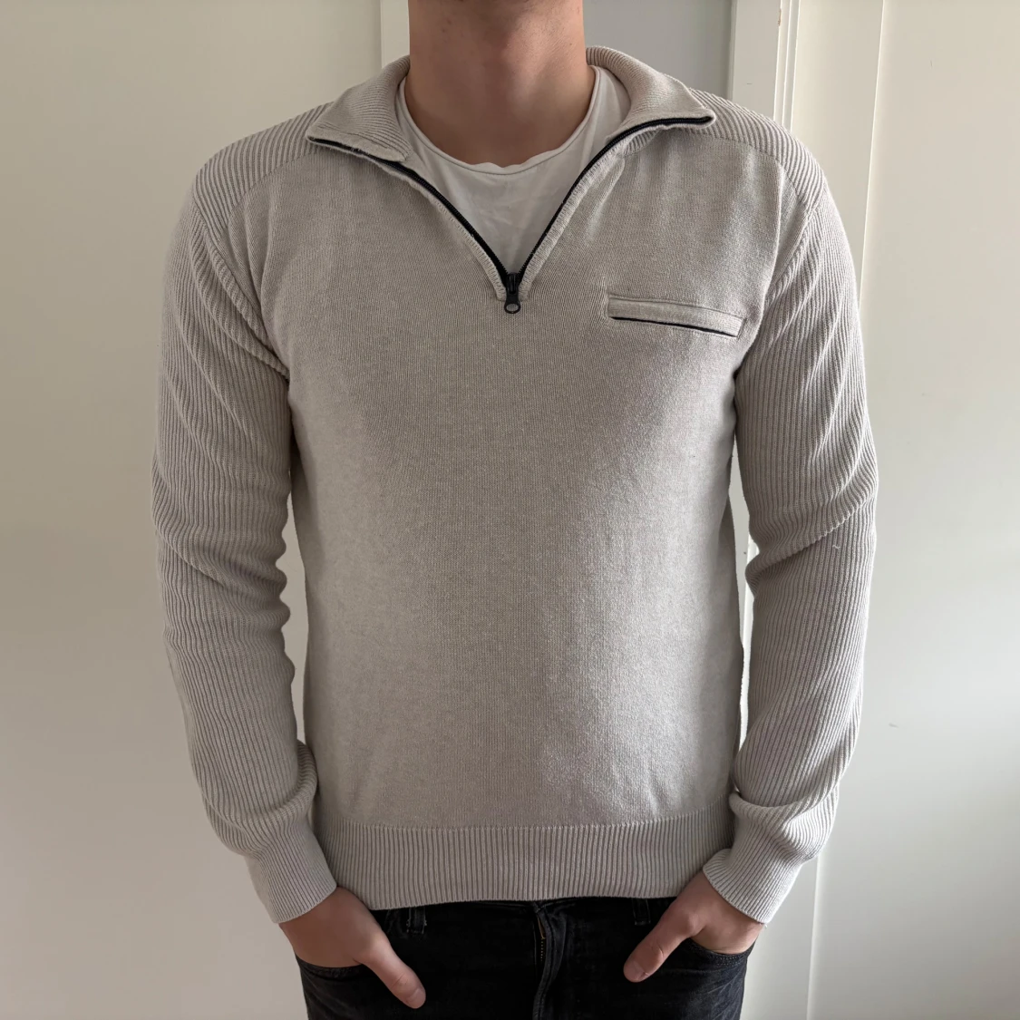 Stickad tröja med half zip