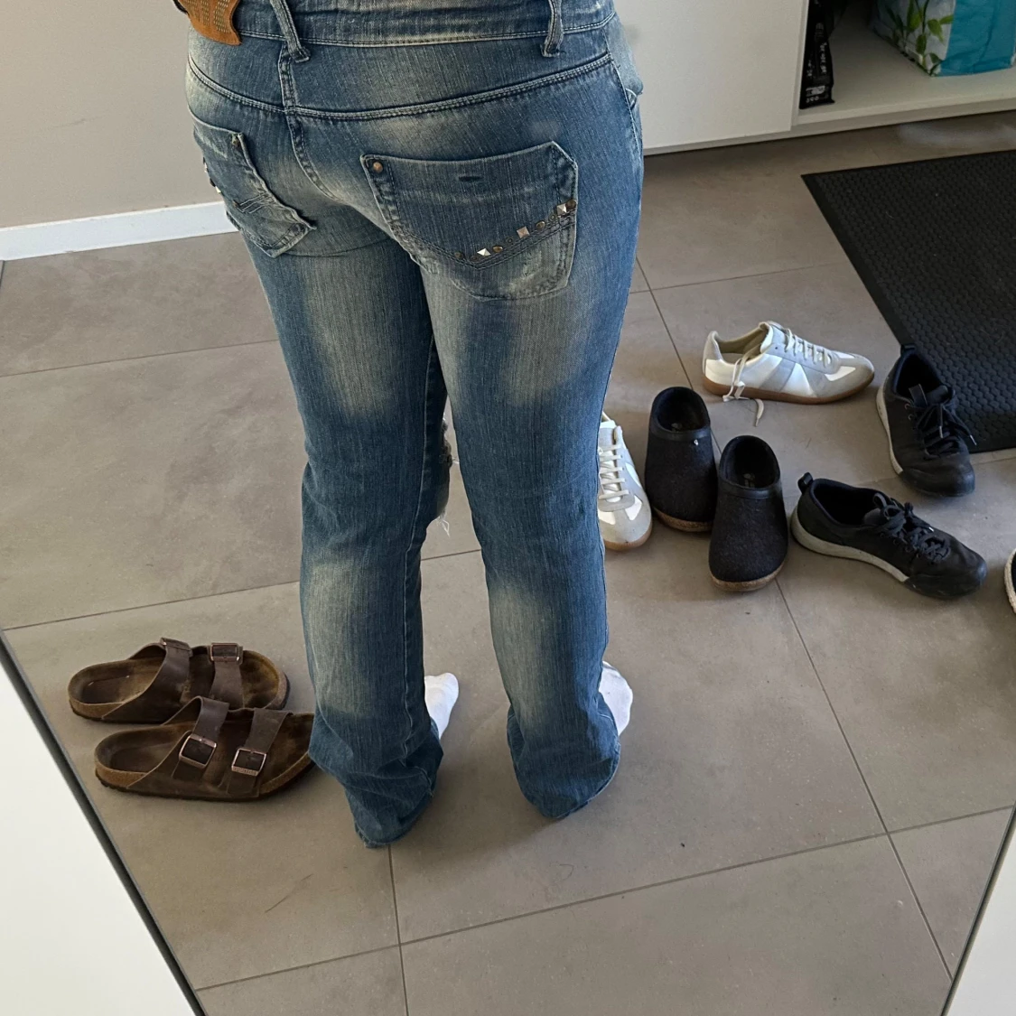 Blå slitna jeans med utsvängda ben - 2