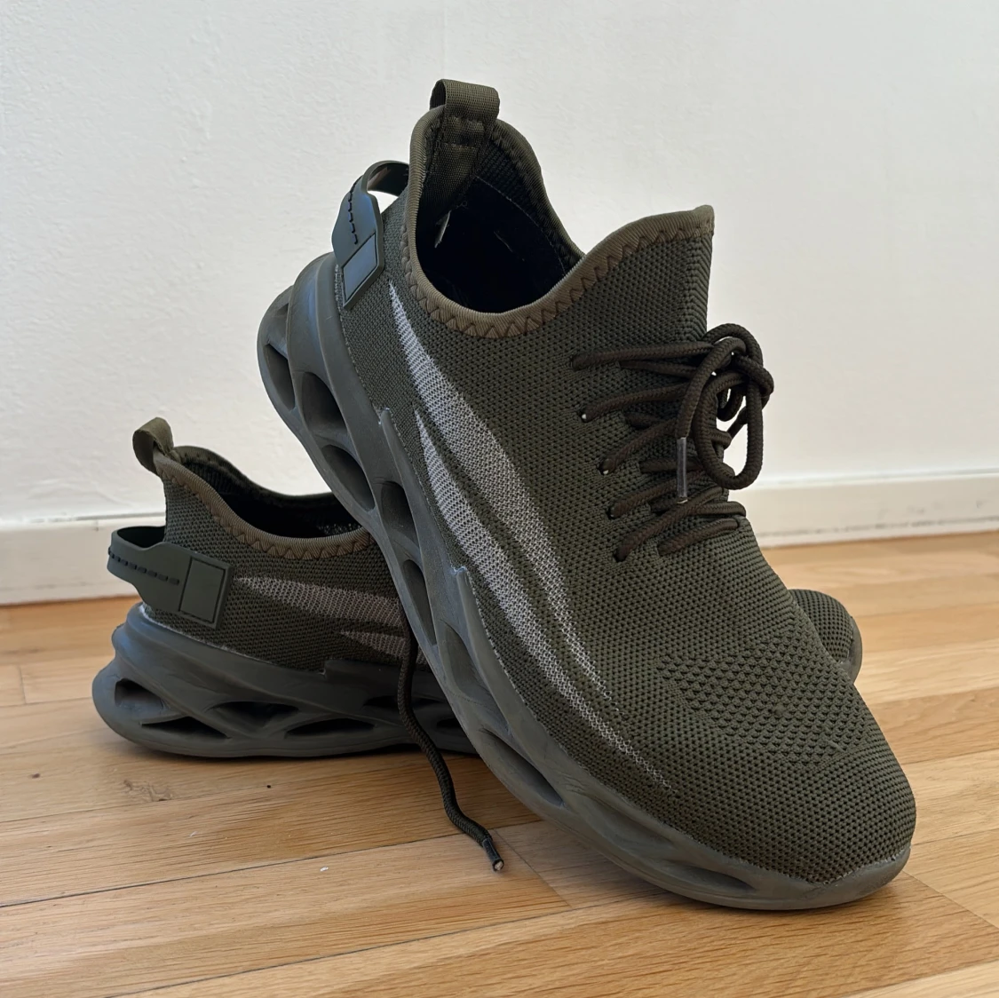 Olivgröna sneakers med futuristisk sula - 2