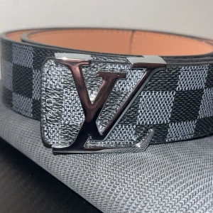L V bälte - Premium kvalitet, har aldrig använts och inga defekter