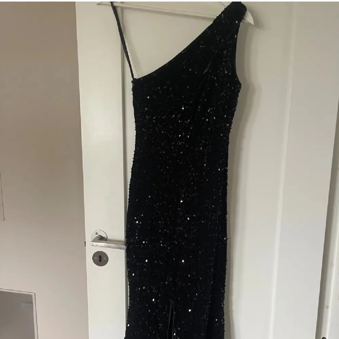 Svart glittrig långklänning oneshoulder