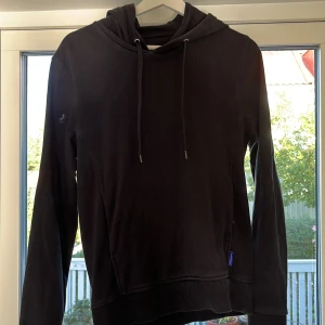 Svart hoodie från Tiger of Sweden - Svart hoodie från Tiger of Sweden med klassisk huva. Har använt den fåtal gånger, den sitter slimfit.
