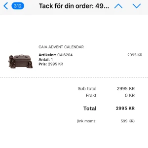 CAIA Adventskalender med smink - Säljer CAIA Adventskalender fylld med sminkprodukter i en lyxig brun necessär med rosett-detaljer. Kalendern innehåller flera olika sminkprodukter från CAIA, perfekt för dig som vill testa nya favoriter och få en överraskning varje dag. 