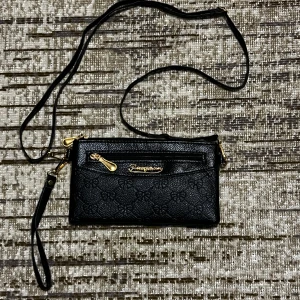 Svart axelväska  - Snygg svart axelväska i präglat skinn med blommönster. Väskan har guldfärgade detaljer, dragkedja framtill och avtagbar axelrem samt handledsrem. Perfekt storlek för mobil, plånbok och småsaker.