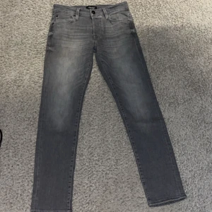 Jack & Jones jeans  - Säljer nu mina andra Jack and Jones jeans i toppskick, aldrig använda, är som nya. Anledningen till att jag säljer jeansen är för att de ej kommer till användning och ligger bara i garderoben. Storleken är 28/30, skriv för fler frågor eller bilder.