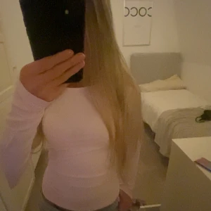 Ljusrosa långärmad topp - Säljer en ljusrosa långärmad topp från Gina. Den sitter tight och har en rund halsringning. Materialet är supermjukt och desutom helt ny