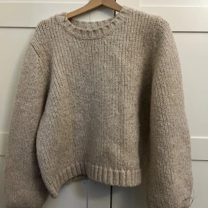 Beige stickad tröja från & Other Stories - Supermysig beige stickad tröja från & Other Stories!!!