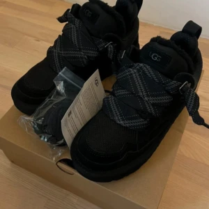 Svarta sneakers från UGG, storlek 44 - Säljer dessa - Pris kan diskuteras i DM❗️                  Nytt skick - Köpte de April 2025, han använda de 2 gånger och säljer de nu på grund av att det är för små. Tack på förhand!