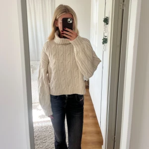Stickad tröja - Säljer denna superfina stickade turtleneck tröjan från Bikbok🙌🏻