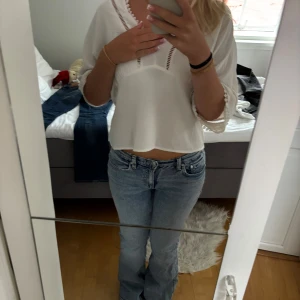 Ljusblå jeans från Gina Tricot - Säljer ett par ljusblå jeans från Gina Tricot med klassisk femficksdesign och låg midja. Jeansen har en rak passform med lätt utsvängda ben och är tillverkade i mjukt denimtyg. Perfekta för dig som gillar en avslappnad och trendig look.