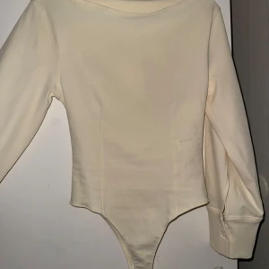 NY ZARA BODY - Creme vit body från Zara med cut out på ryggen. Aldrig använd och prislappen är kvar! Liten i storleken!💕 