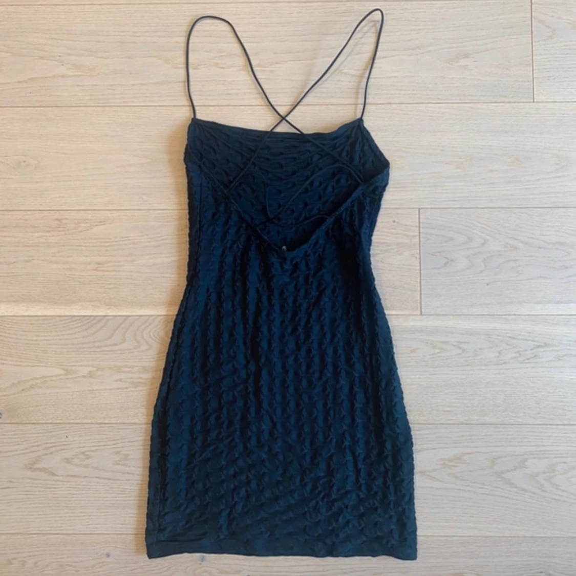 Svart kort klänning med tunna axelband - 1