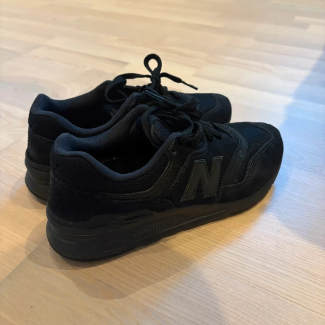 Svarta New Balance sneakers - 1