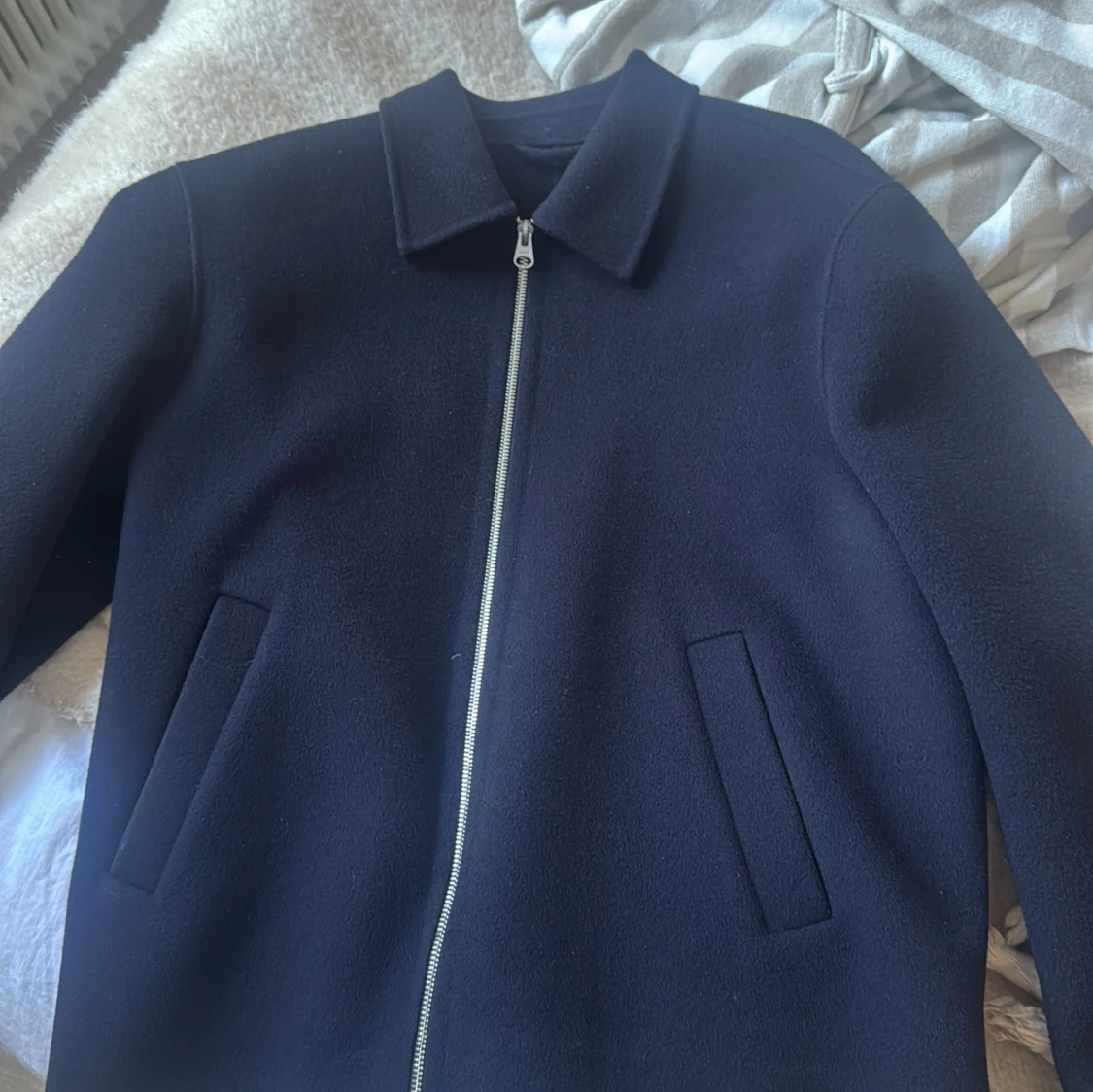 Mörkblå ulljacka med dragkedja, strl S Arket - 3