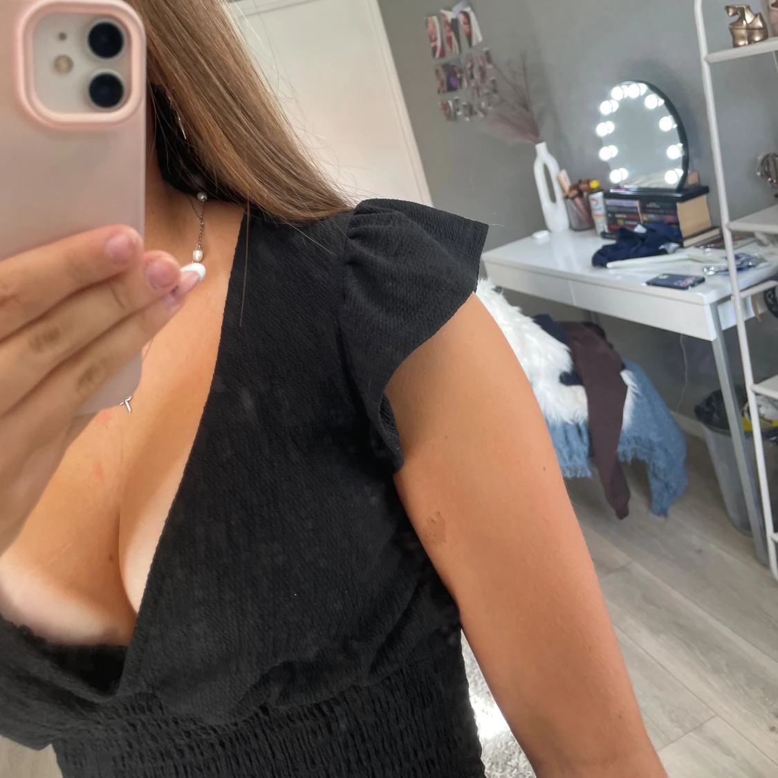 Svart v-ringad topp från Gina Tricot - 2