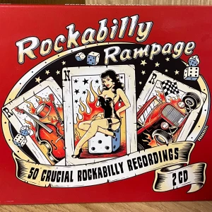Rockabilly Rampage: 50 Crucial Rockabilly Recordings CD - En samling med 50 klassiska rockabilly-låtar på 2 CD, fylld med energi, retrostil och ikoniska artister. Perfekt för dig som älskar rock'n'roll, bilar och vintagekultur. Omslaget har coola pinup- och hot rod-illustrationer som ger riktig 50-talskänsla.