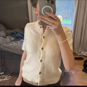 Stickad kortärmad kofta  - Superfin och skön kofta från Gina Tricot!🫶🏽 Använd max 3 gånger, inga defekter!☺️ 