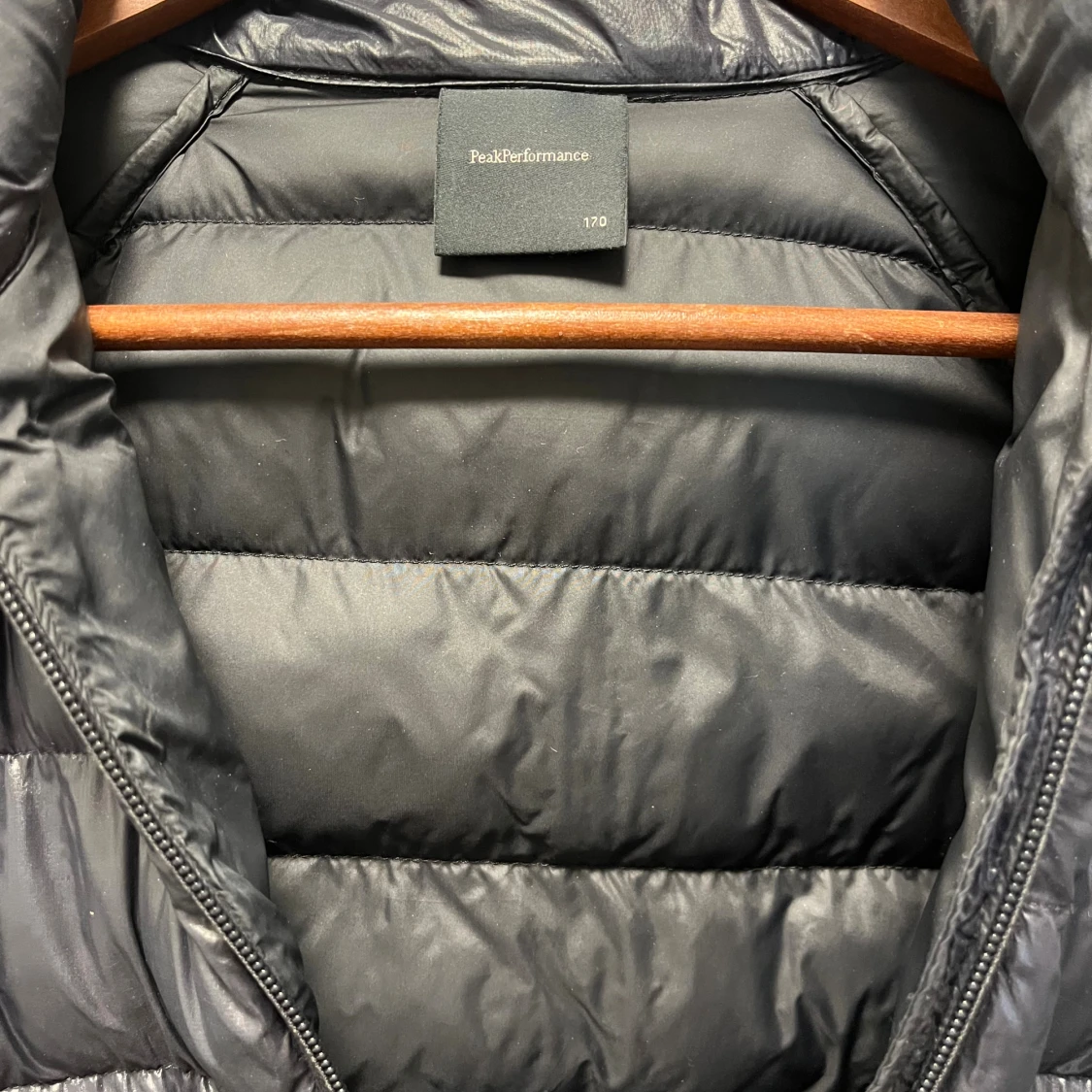 Svart dunjacka Peak Performance  - 3