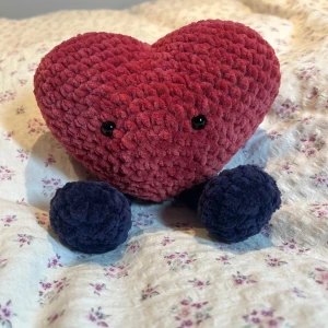 Virkat jellycat hjärta  - Ett tag sedan jag gjorde ett hjärta men här kommer ett nytt jellycathjärta i färgen ”gammelrosa”.🩷 !Dessa innehåller säkerhetsögon som inte rekommenderas för barn under 3 år!