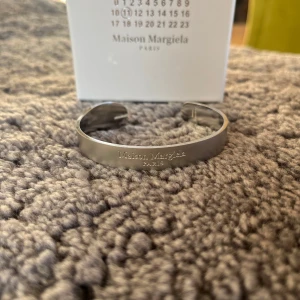 Maison Margiela Armband - Maison margiela armband - Helt nytt - snyggt och trendigt - Skickas snabbt