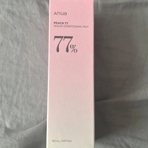 Anua Peach 77 Niacin Conditioning Milk - Anua Peach 77 Niacin Conditioning Milk är en ansiktslotion med 77% persikoextrakt och niacinamid. Kommer i en stilren rosa och vit förpackning på 150 ml. Perfekt för dig som vill ha återfuktad och fräsch hud med en lätt känsla.