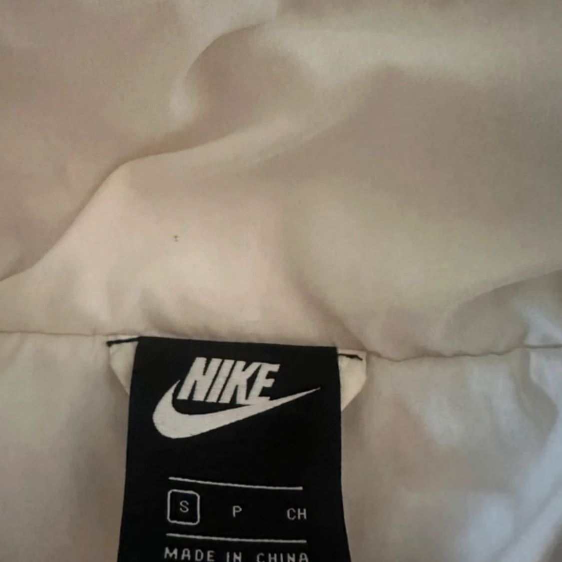 Vit pufferjacka från Nike med huva - 1