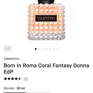 Valentino parfym - Born In Roma Coral Fantasy Donna EdP, 30 ml. Perfekt storlek att ta med i väskan.  Jag råkade beställa den orangea valentino istället för den rosa, så nu säljer jag den här. Den är helt ny och oanvänd. Doften är en blommig och fruktig doft med noter av ros, kiwi och apelsin. Tycker de är jätte unik, men inte min typ direkt. Säljer den för 700kr. Pris kan diskuteras. Möts i Sthlm! 