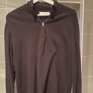 Svart halfzip Selected Homme - Säljer nu en svart halfzip från Selected Homme. En snygg tröja i fint skick som passar till allt. Tröjan är i storlek Large. Kan gå ner i pris vid snabb och trevlig affär. Hör av er vid frågor!