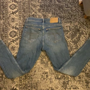 Tiger of Sweden Evolve jeans blå 29/30 - Säljer ett par blå jeans från Tiger of Sweden, modell Evolve i färgen Victory blue eller ljus blå. Tillverkade i jeansmaterial med snygga detaljer. Perfekta för en stilren och modern look.  Bara Använda en gång på grund av att dem var för små. Köpte dem för 1499 så tänker att lite mindre än halva pris är en riktigt bra deal.