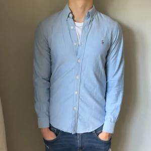 Ralph Lauren skjorta (Slim fit) - Urfet Ralph Lauren skjorta i storlek S, slimfit | modellen är 185 cm lång och väger ca 77 kg och den är för liten | väldigt fint skick
