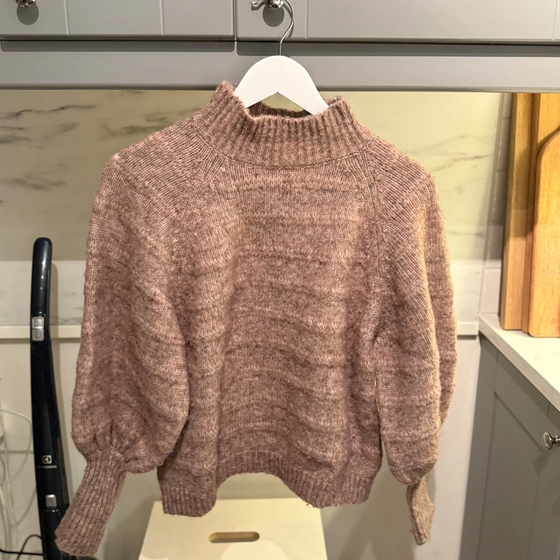 Beige stickad tröja med hög krage