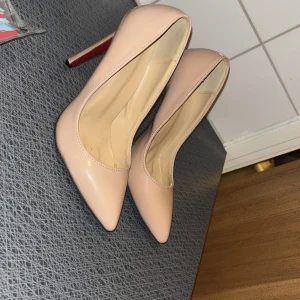 Louboutin liknande skor  - Jätte fina loubs liknande skor. Köpta för 4300. Knappt använda. Säljer pga dom knappt används längre. 
