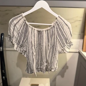 Blus med volang - Jättefin blus i vitt med gråa ränder från KappAhl.